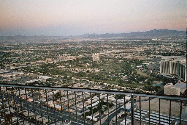 Blick vom Turm des Stratosphere über die Stadt bis zur Bergkette