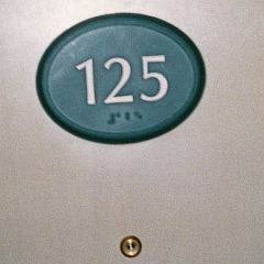 Zimmernummer in Normal- und Brailleschrift